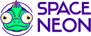 Logótipo para "Space Neon" apresentando uma cabeça estilizada de camaleão verde com olhos grandes e antenas em cores néon, ao lado de um texto roxo em negrito que diz "SPACE NEON".