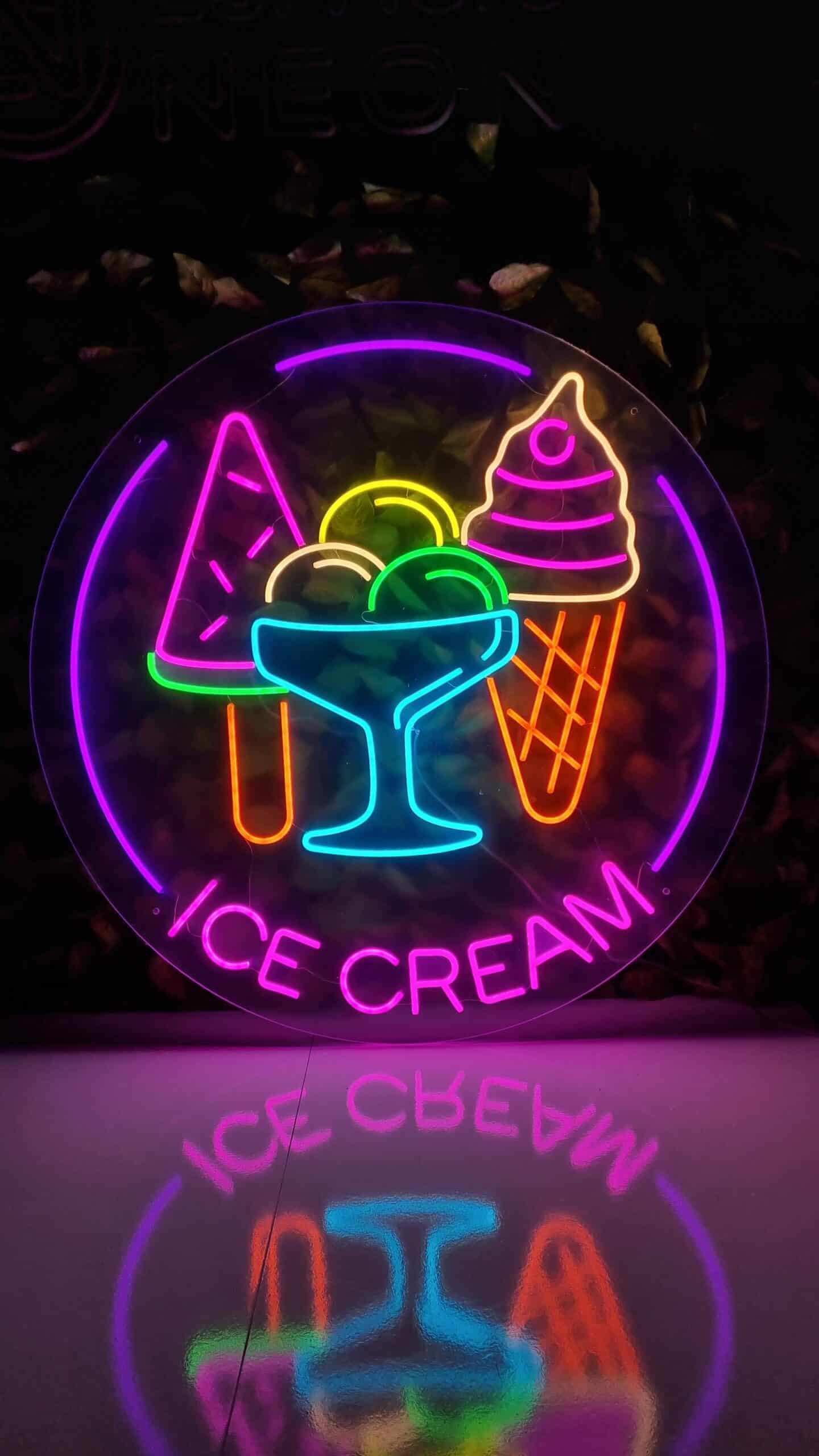 Enseigne Néon ICE Cream avec des images vibrantes de diverses délices de Néon ICE Cream : un cornet, une glace et une sucette. En bas, le texte "Glace" est clairement affiché.