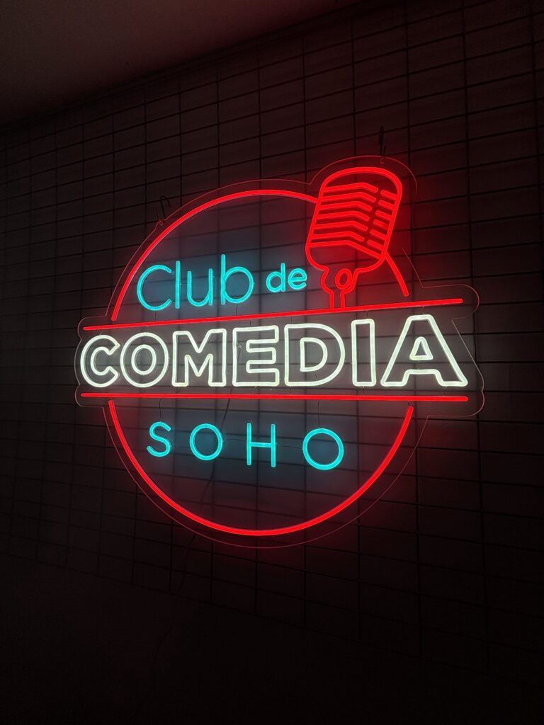 Comedy Club — enseigne néon personnalisée