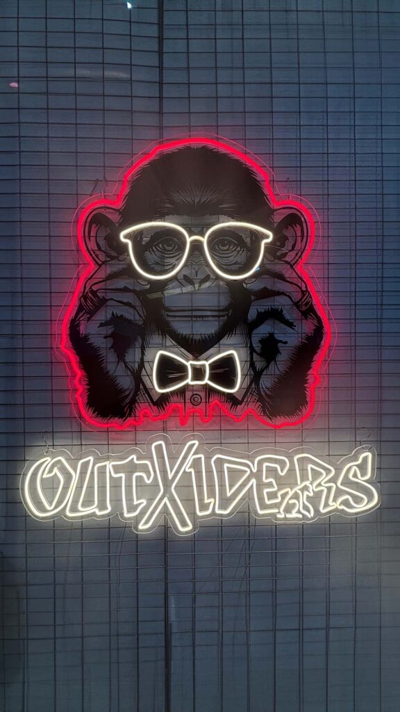 Outxiders — enseigne néon personnalisée
