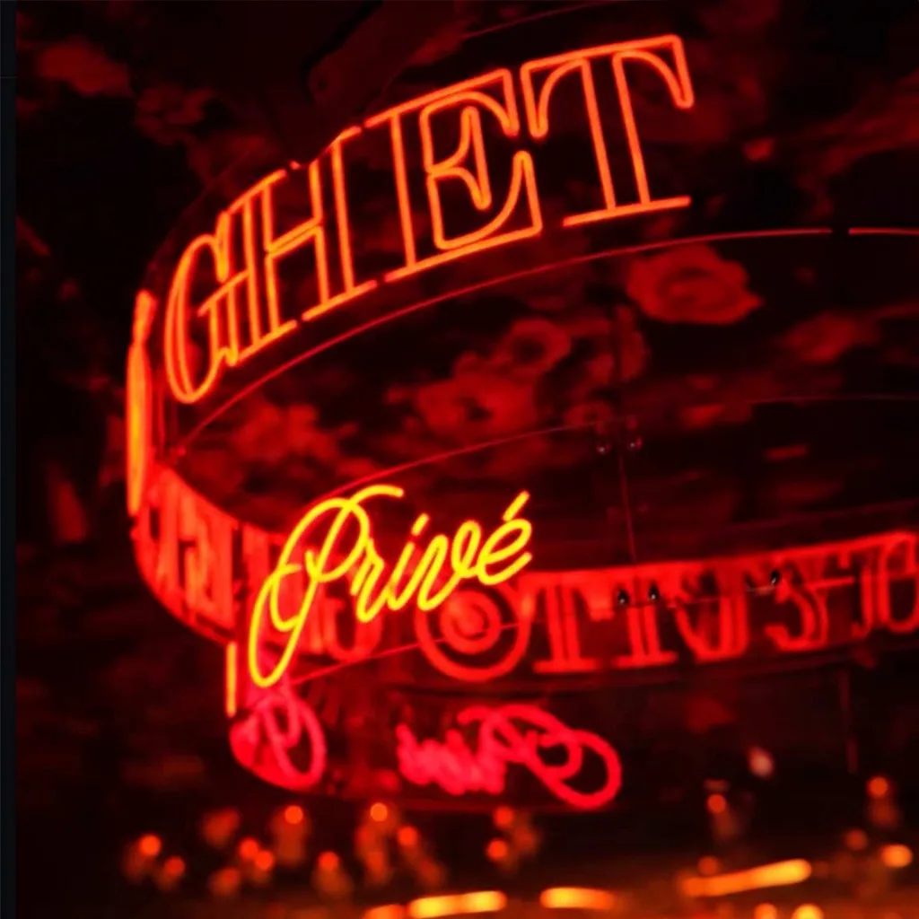Enseigne lumineuse suspendue du club Ghetto Privé dans la salle