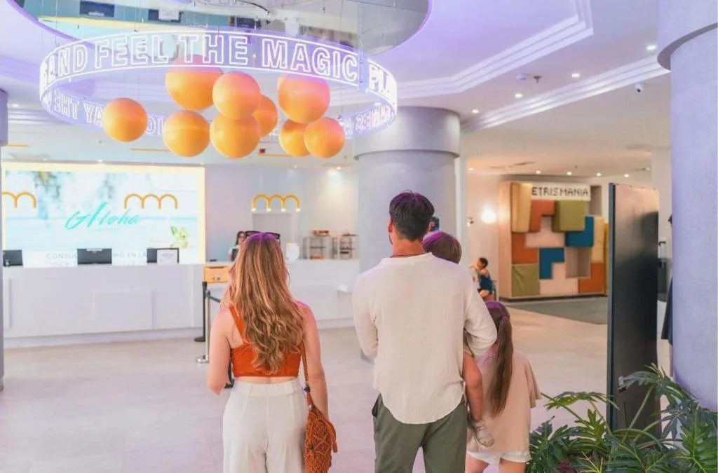 Enseigne néon suspendue 360° « Feel the Magic » installée dans un espace commun d’hôtel