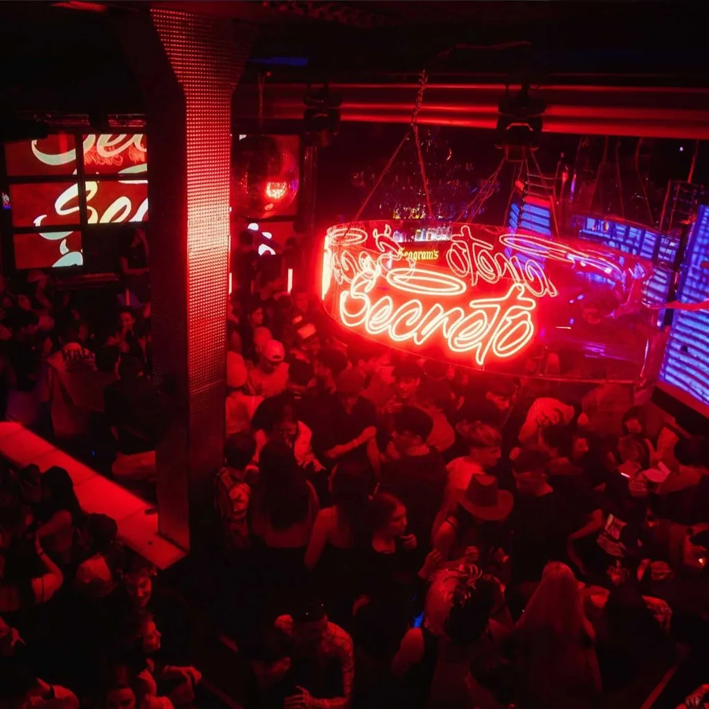 Enseigne néon suspendue 360° du club Secreto au-dessus de la piste