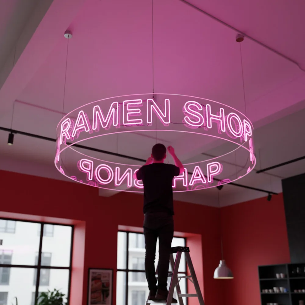 Enseigne néon suspendue 360° du restaurant Ramen déjà installée et suspendue au plafond