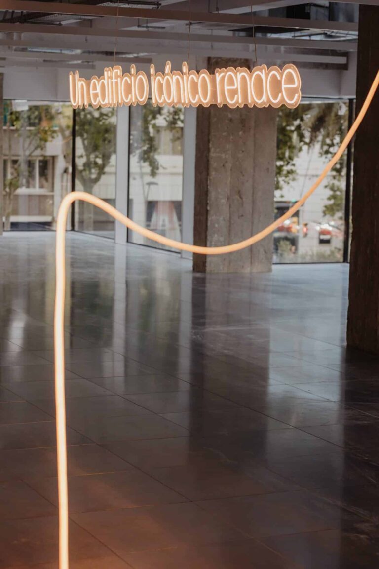 Enseignes néon LED pour Edificiestel, fabriquées par Space Neon.