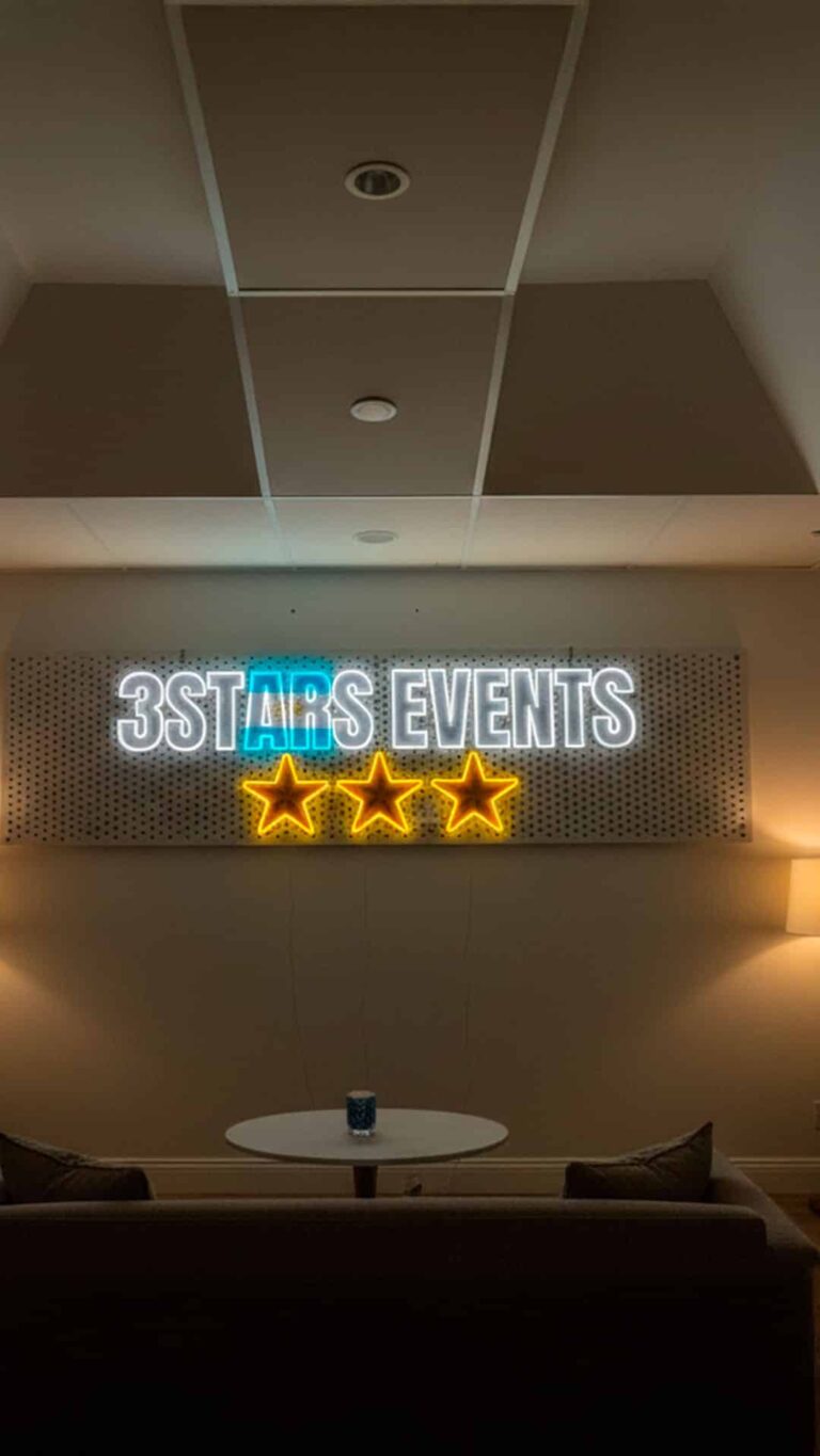 Enseigne néon LED « 3 Stars », fabriquée par Space Neon.