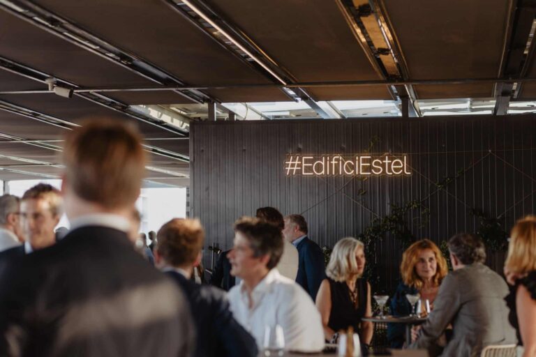 Enseignes néon LED pour Edificiestel, fabriquées par Space Neon.