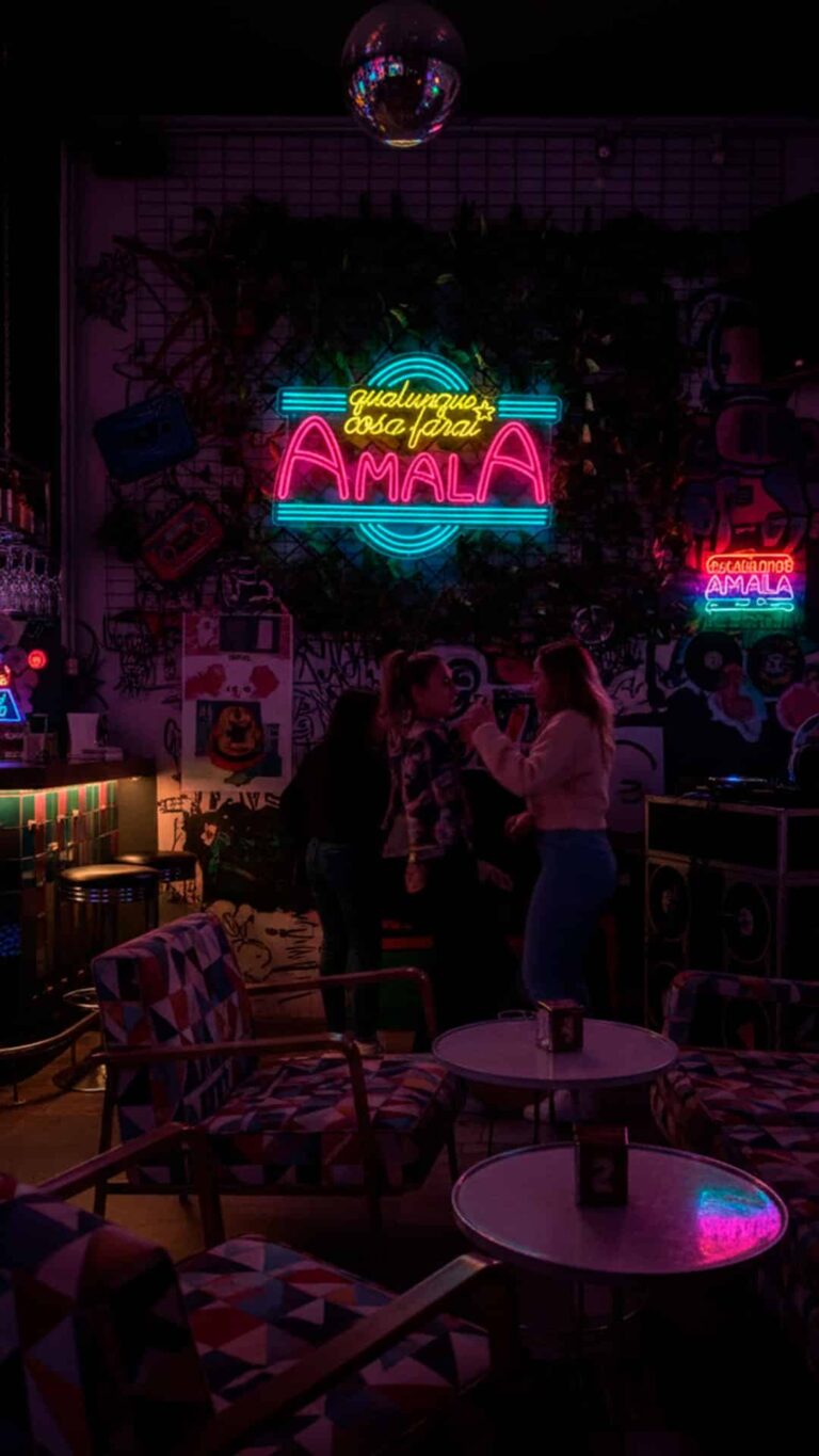 Enseigne néon LED pour « Amala », fabriquée par Space Neon.