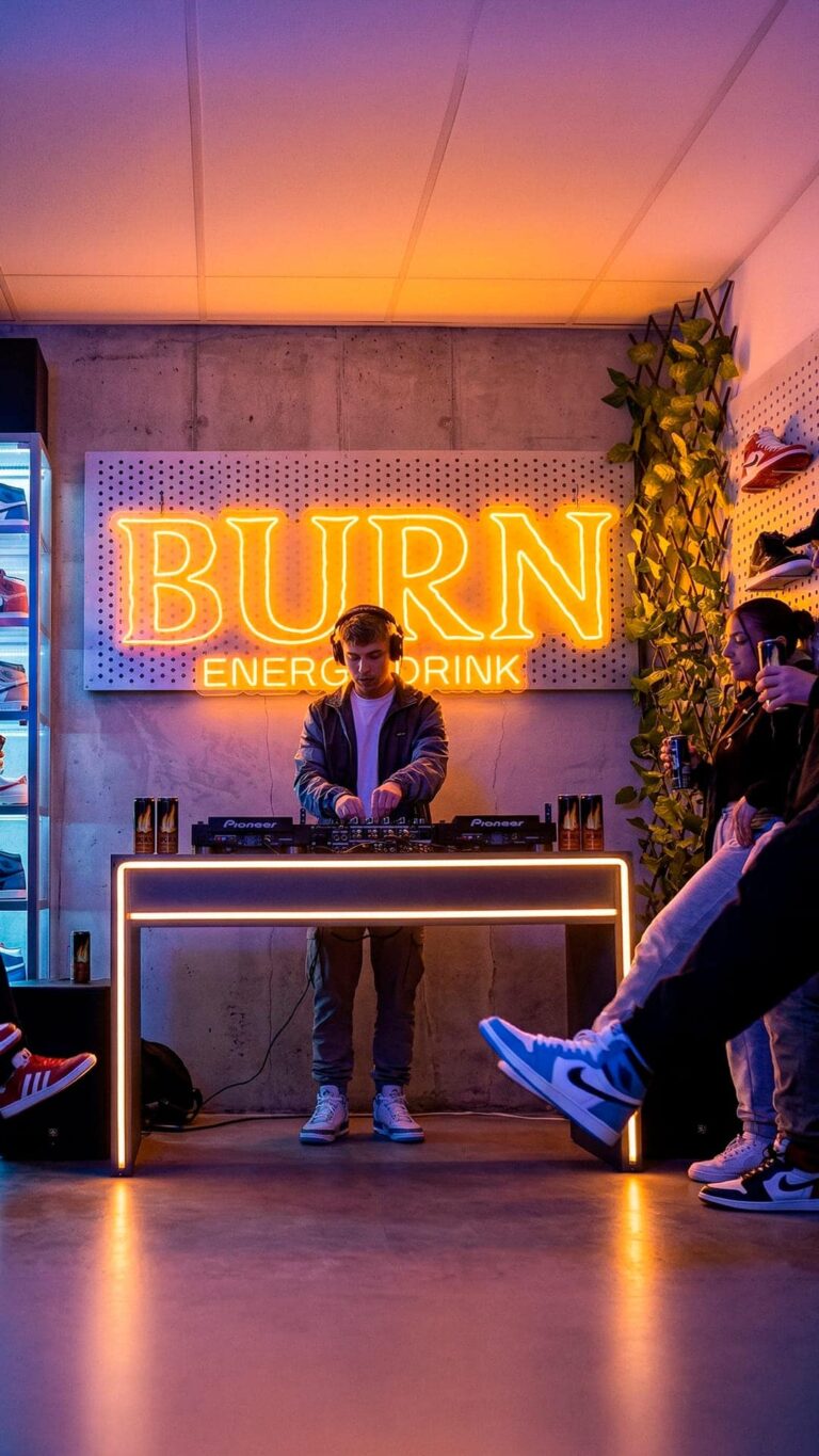 Enseigne néon LED « Burn », fabriquée par Space Neon.