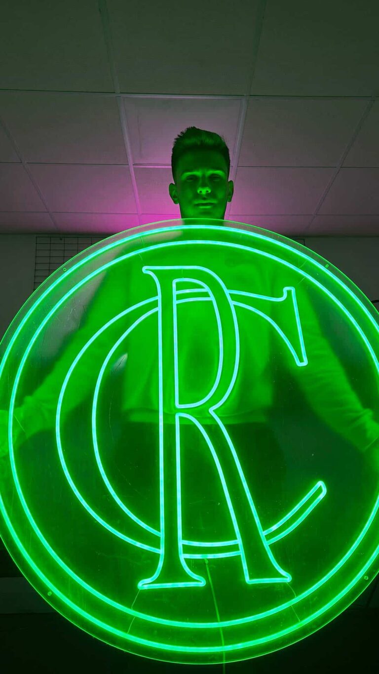 Enseigne néon LED « CR », fabriquée par Space Neon.
