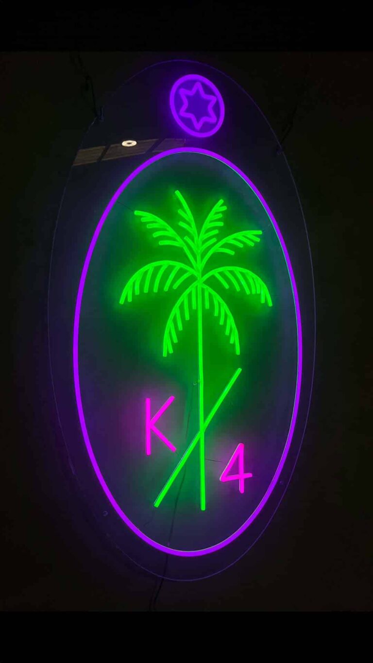 Enseigne néon LED « K4 », fabriquée par Space Neon.