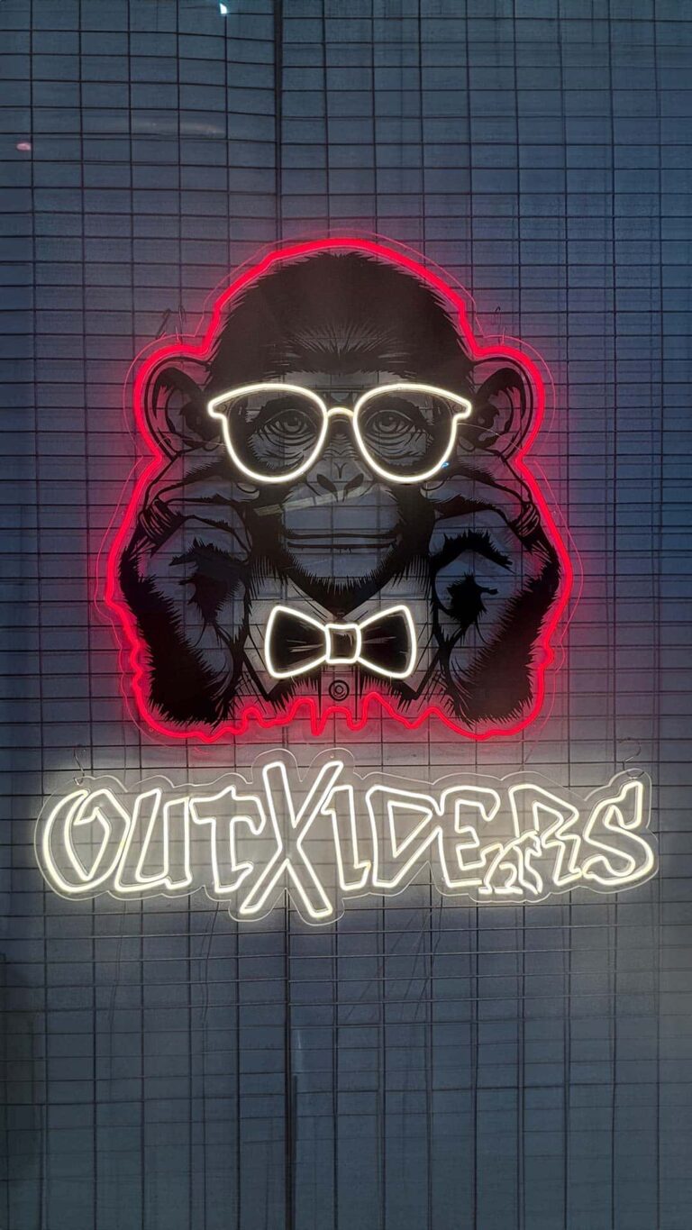 Enseigne néon LED « Outxiders », fabriquée par Space Neon.