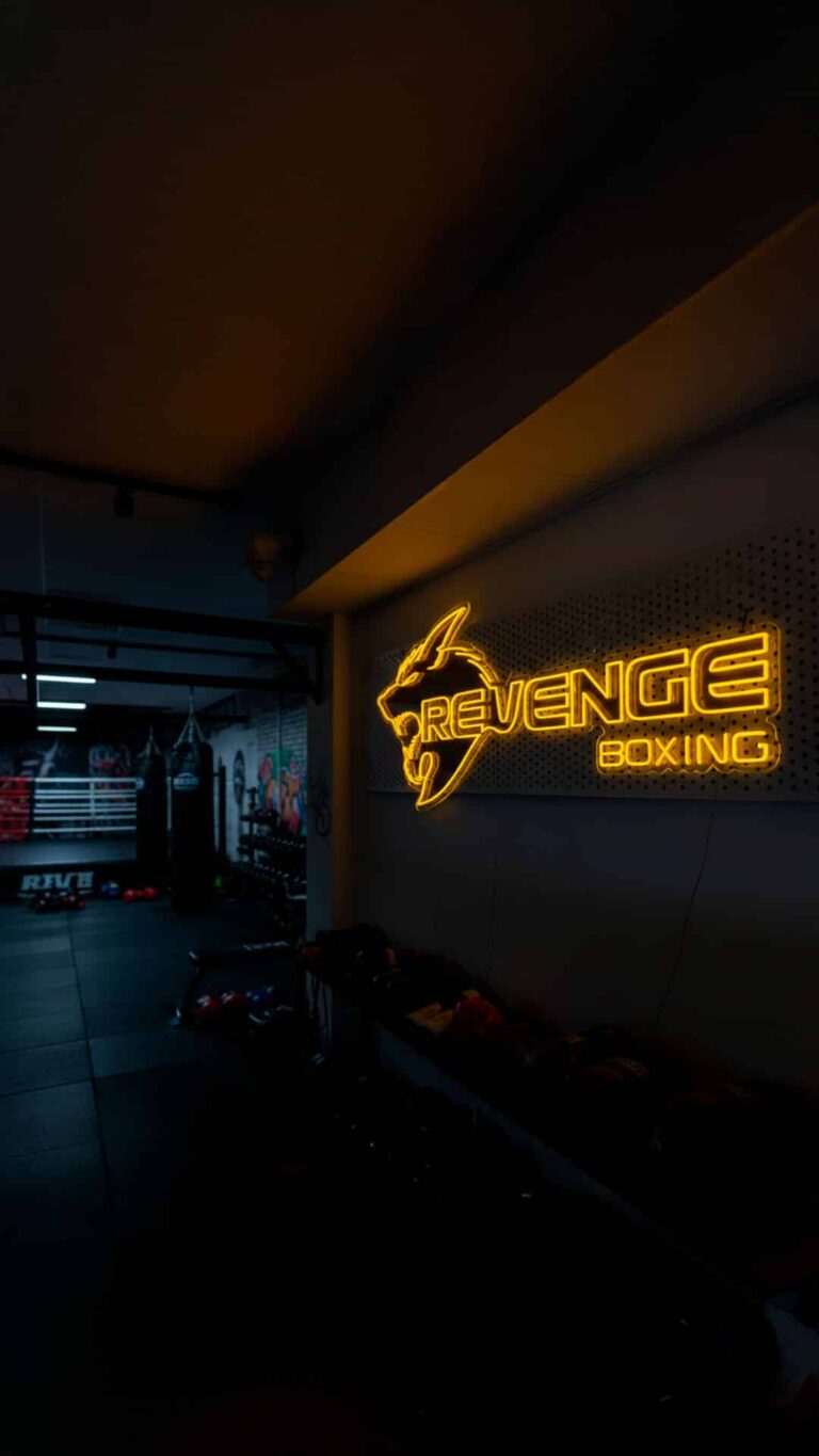 Enseigne néon LED pour la salle de sport « Revenge Boxing », fabriquée par Space Neon.