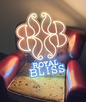 Enseigne néon LED pour « Royal Bliss », fabriquée par Space Neon.