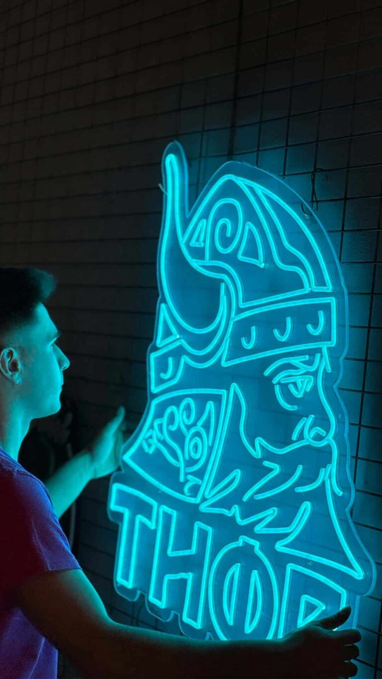 Enseigne néon LED « Thor », fabriquée par Space Neon.