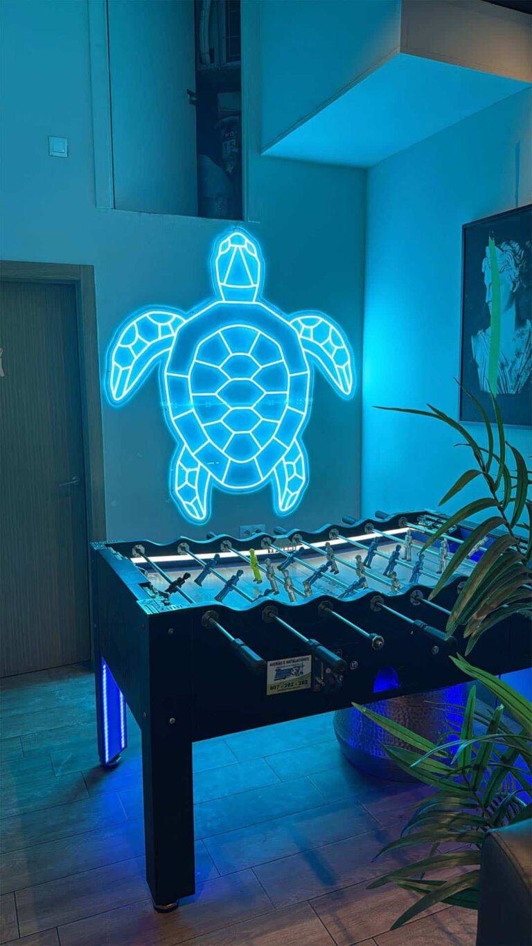 Enseigne néon LED « Tortuga », fabriquée par Space Neon.