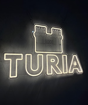 Enseigne néon LED pour « Turia », fabriquée par Space Neon.