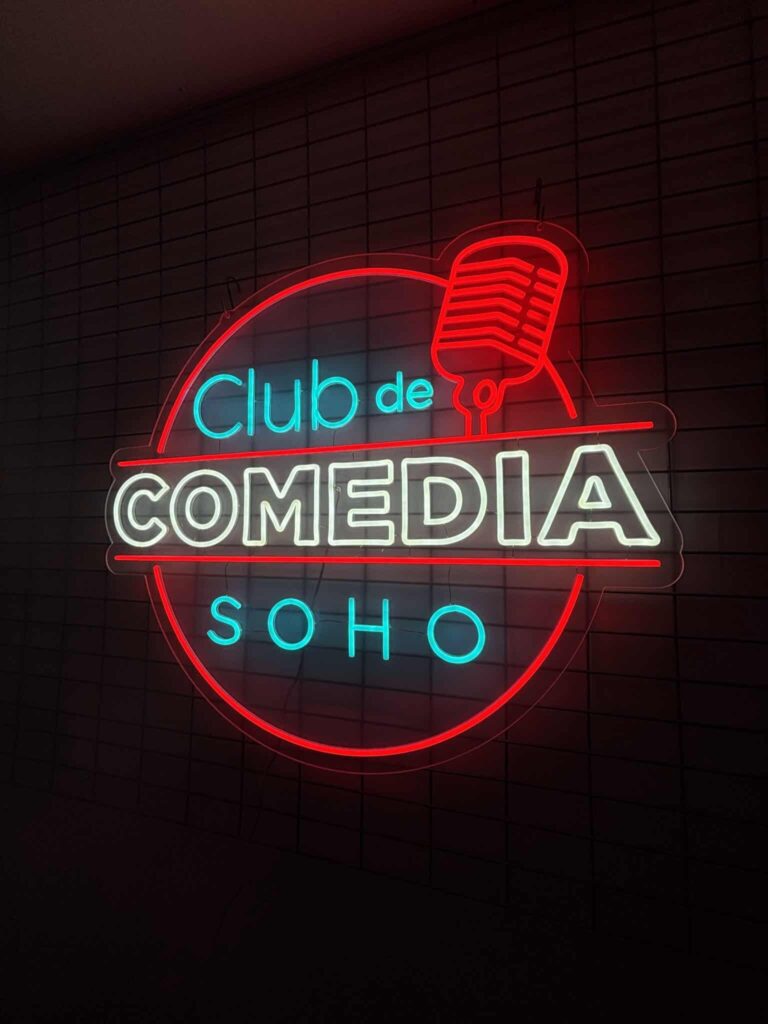 Enseigne néon LED pour Club de la Comedia de Soho, fabriquée par Space Neon.